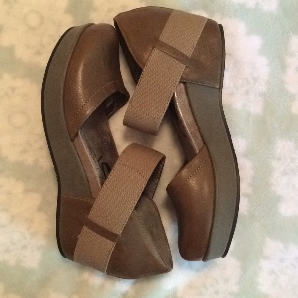 OTBT Migrant in Taupe. Size 8